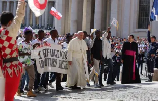 El Papa sube al palco junto al grupo de refugiados. Foto: Daniel Ibáñez / ACI Prensa 