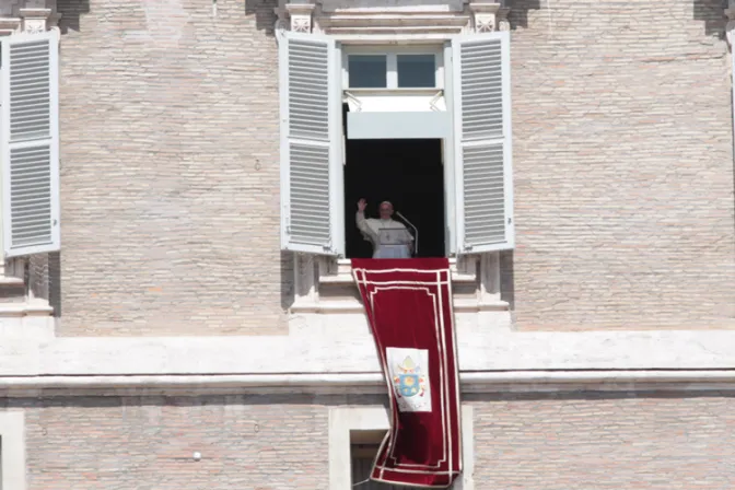 El Espíritu enseña que lo indispensable es amar como Dios, dice el Papa en Regina Coeli