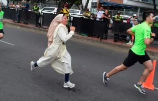La hermana Carmen Vilches corriendo en la Media Maratón de Cúcuta / Foto: Cortesía Hermanas Trovadoras de la Eucaristía 