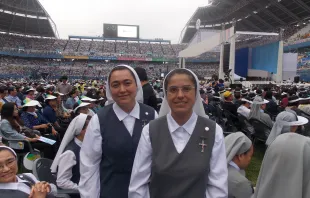 En el estadio de Daejeon en Corea las misioneras Luz María Mendoza, de México y María del Socorro Valerio, de Costa Rica (foto Walter Sánchez Silva / ACI Prensa) 