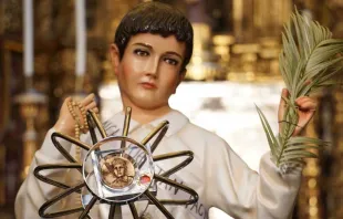 La imagen de San José Sánchez del Río llevando en el pecho la reliquia, al interior de la Antigua Basílica de Guadalupe en Ciudad de México. Foto: David Ramos / ACI Prensa. 