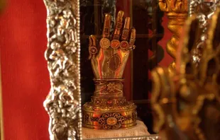 Reliquia de la mano incorrupta de Santa Teresa de Ávila. Foto: Flickr de Jorge León (CC BY-NC-ND 2.0). 