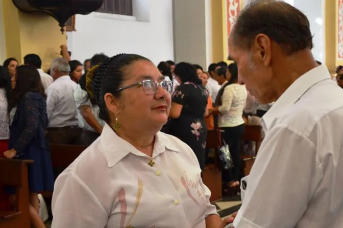 Unos 400 matrimonios renuevan sus votos en catedral de Bolivia