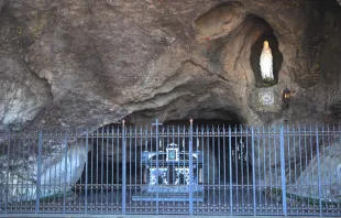 Réplica de la gruta de Lourdes en los Jardines Vaticanos. Foto: Miguel Pérez Pichel / ACI Prensa 