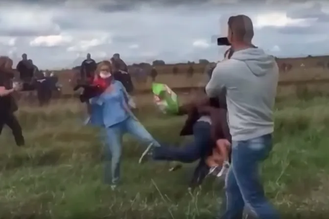 VIDEO: Mientras reportera patea a refugiados, sacerdote prepara albergue en Hungría