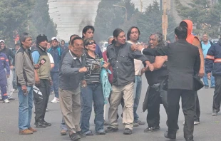 Foto referencial. Represiu00f3n de trabajadores municipales en Santa Cruz en 2011. Foto: Luchoelfararon/Wikipedia (CC BY-SA 3.0) 