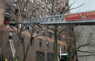 Labores de rescate en incendio en el Bronx, Nueva York, el 9 de enero de 2022. Crédito: Twitter / @FDNY. 