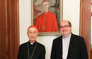 El Cardenal Ladaria y el Arzobispo Secretario junto al retrato. Foto: Raúl Berzosa 