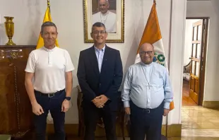 De izquierda a derecha: Mons. Jordi Bertomeu, José David Correa y Mons. Charles Scicluna. Crédito: Facebook del Sodalicio de Vida Cristiana. 