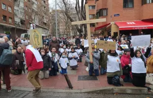 Manifestantes de #RezarNoEsDelito rezan de rodillas ante clínica de aborto en Madrid. Crédito: Twitter / Leonor Tamayo. 