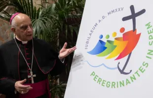 Mons. Rino Fisichella presenta en el Vaticano el logo del Jubileo 2025. Crédito: Daniel Ibáñez / ACI Prensa 