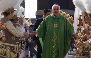 Mons. Rogelio Cabrera se acerca a la Basílica de Guadalupe saludando a peregrinas danzantes de "matachines". Foto: David Ramos / ACI Prensa. 