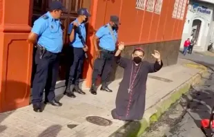 Mons. Rolando Álvarez vigilado por la policía de Nicaragua, días antes de su secuestro. Crédito: Diócesis de Matagalpa. 