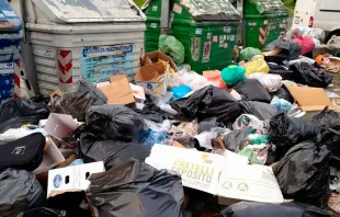 Desechos en una calle principal de Roma - Foto: Facebook Degrado a Roma 