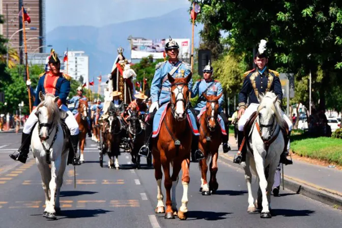 Romería en honor a la Virgen del Carmen corona los 200 años de independencia de Chile