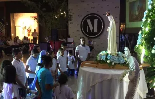 Los fieles rezan el Rosario en el centro comercial Buenavista en Barranquilla 