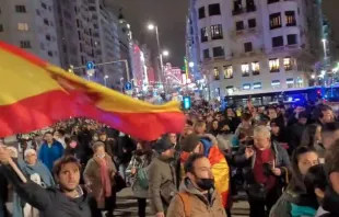 Miles caminan por las calles de Madrid en Rosario por la Juventud de España, la noche del 26 de febrero. Crédito: Captura de video / Twitter. 