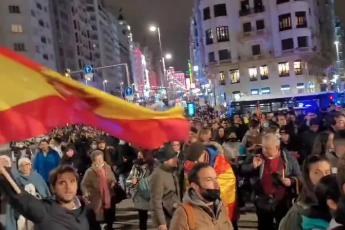 Miles colman calles de Madrid en “Rosario por la Juventud” de España [FOTOS y VIDEOS]