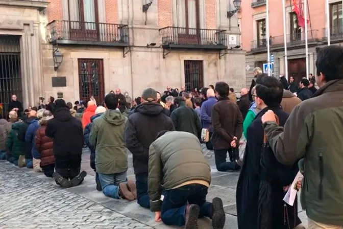 El “ejército” del Rosario de Hombres rezó de rodillas a la Virgen en Madrid