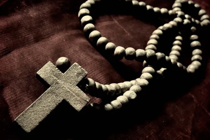 Secuestrado por ISIS, sacerdote sobrevivió a torturas rezando el Rosario