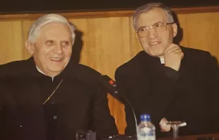 Los Cardenales Joseph Ratzinger y Antonio María Rouco. Crédito: Universidad San Dámaso. 