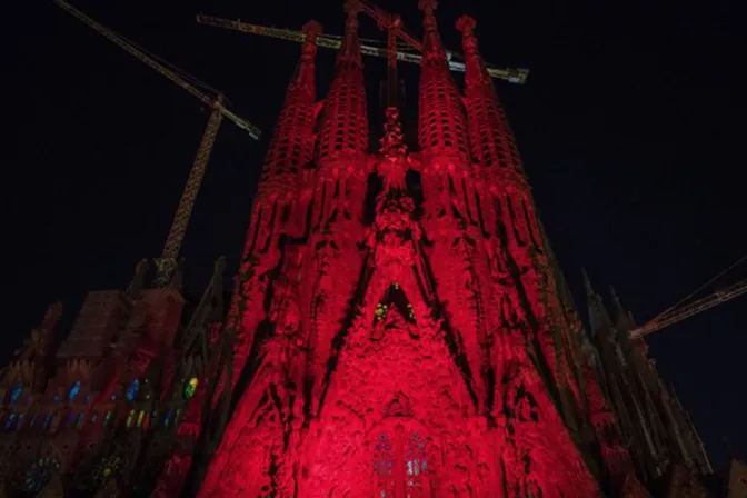 Para ayudar a Cáritas, Basílica de la Sagrada Familia se iluminó de rojo