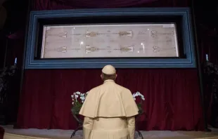 El Papa Francisco venera la Sábana Santa dentro de la Catedral de San Juan Bautista en Turín, Italia, el 21 de junio de 2015 | Crédito: Vatican Media 