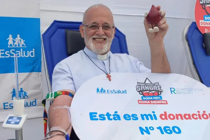 Sacerdote hace su donación de sangre número 160 en Perú