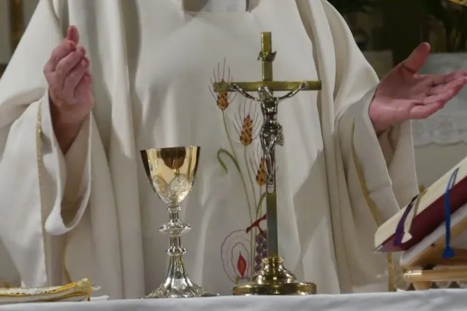 Sacerdote destaca 5 claves de nueva carta del Papa Francisco sobre la liturgia