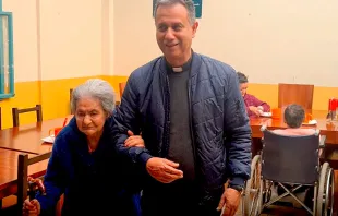 El P. Jorge Arias con una de las ancianas de la Casa Hermano Ettore. Crédito: Eduardo Berdejo (captura de video) 