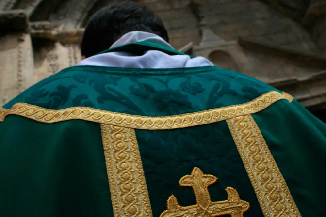 Apuñalan a sacerdote en Misa y la casulla lo “salva” de morir