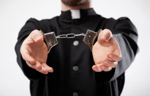 Imagen referencial de sacerdote detenido. Crédito: Shutterstock 
