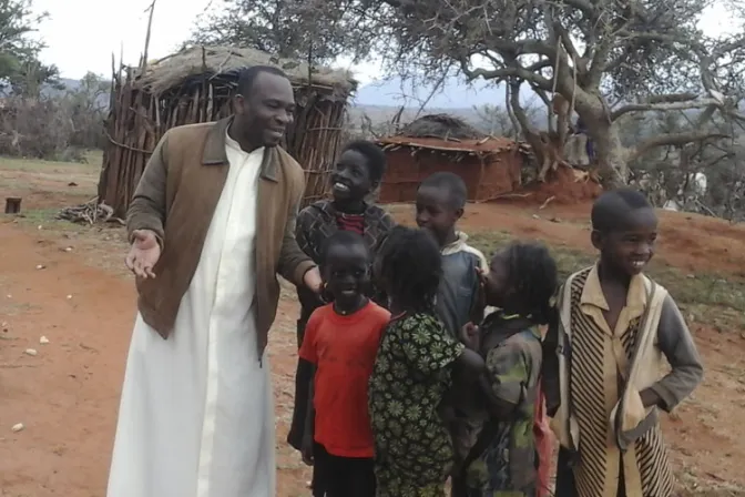 Sacerdote lleva el Evangelio a tribu nómada de África: Es lo mejor que me ha pasado
