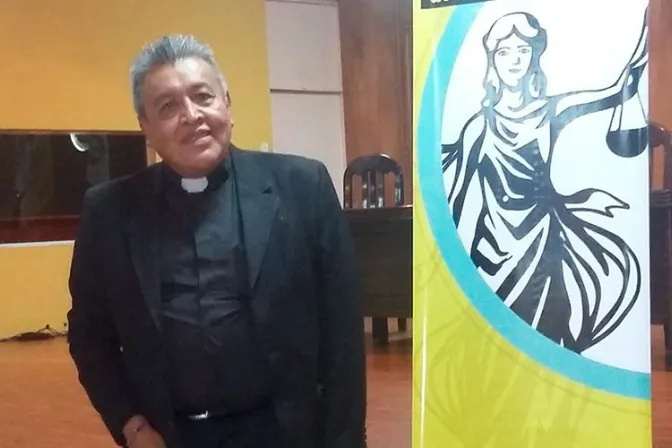Falso sacerdote católico promueve aborto y laicismo en Guatemala