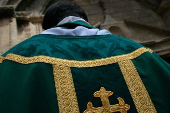 Suspenden a sacerdote investigado por abusos sexuales en Chile