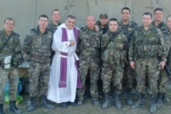 Soldados se hacen católicos en línea de combate gracias a carismático sacerdote