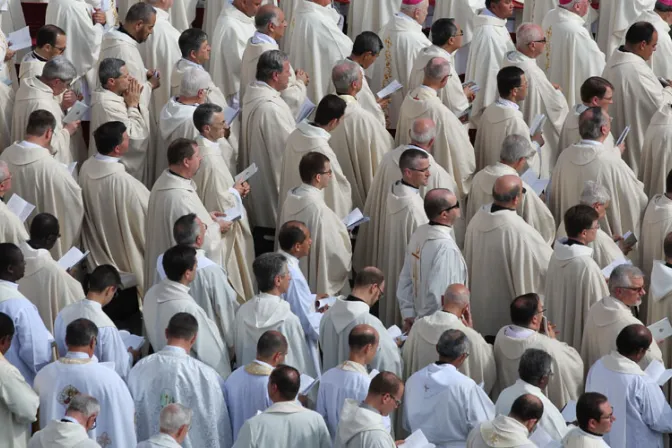 Obispo pide a católicos rezar por los sacerdotes y acompañarlos