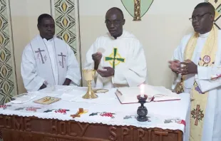 Sacerdotes celebran la Misa en Zambia. Crédito: ACN. 