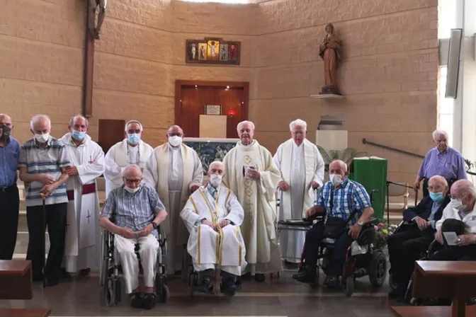 Así continúan su labor pastoral estos sacerdotes ancianos