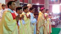Los 5 nuevos sacerdotes en Pakistán con el Arzobispo de Lahore. Crédito: Asif Nazir