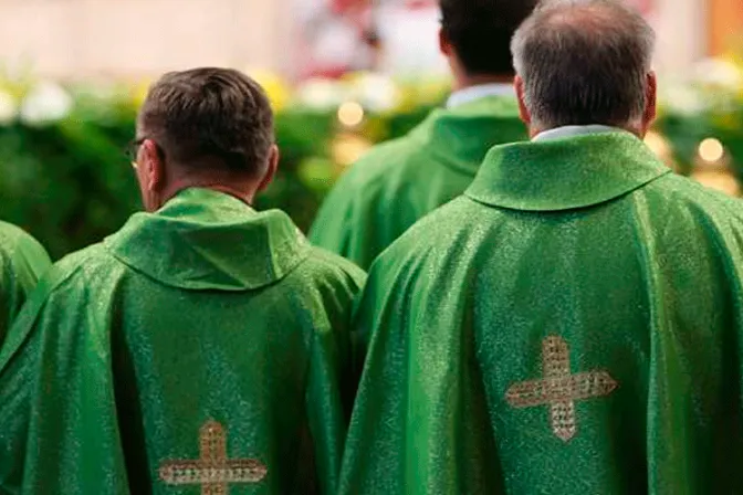 Piden línea telefónica de ayuda ante aumento de sacerdotes suicidas en Irlanda