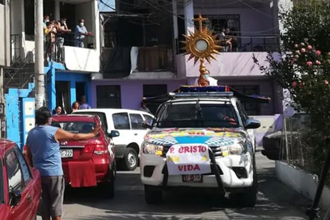 Santísimo Sacramento sale en procesión para bendecir las calles de Perú