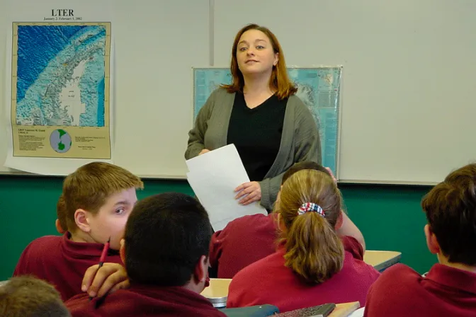 La finalidad esencial de un colegio católico es formar católicos, afirma Arzobispo