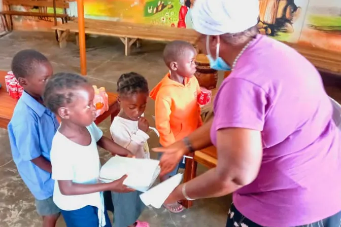 Salesianos alimentan a cientos de niños afectados por la sequía en Namibia