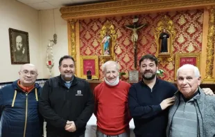 El P. Antonio Rodríguez, en el centro, junto a su comunidad salesiana de Algeciras. Crédito: Salesianos de Algeciras 