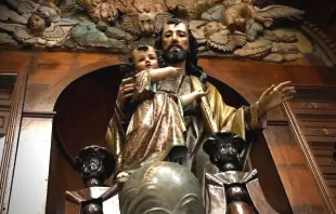 Imagen de San José y el Niño Jesús en la iglesia de San Pedro, en Lima (Perú). Crédito: David Ramos / ACI Prensa. 
