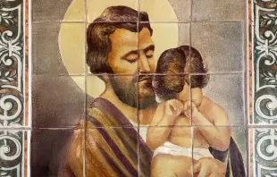 Azulejo que representa a San José con el Niño en brazos. Crédito: Cathopic / padremarcelo 