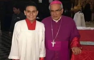 Sándor Dolmus con el Obispo de León, Mons. César Bosco Vivas Robelo / Foto: Cortesía hermano Holman Espinoza 