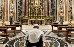 El Papa Francisco, reza en Santa María La Mayor al volver de su viaje apostólico a Hungría. Crédito: Vatican Media 