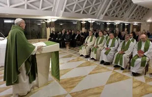 El Papa durante una de las Misas en Santa Marta. Foto: L'Osservatore Romano 